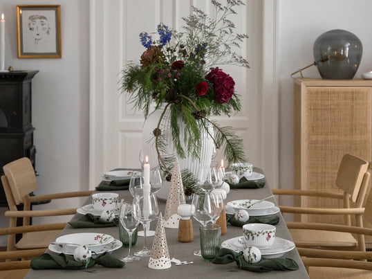 Dekorieren Sie Ihren Esstisch zu Weihnachten - die Hammershøi Vase und die Hammershøi Salz- und Pfeffermühle von Kähler Design