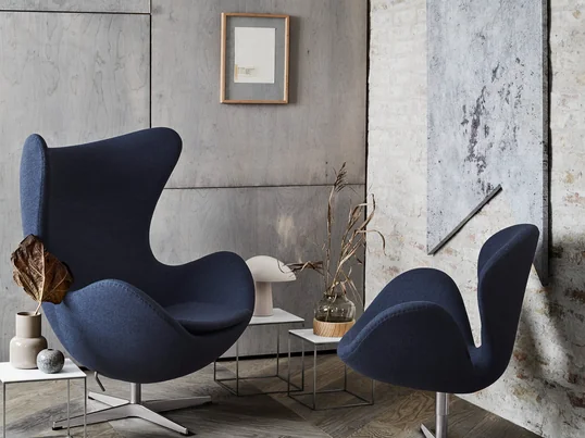 Der Ei Sessel und der Schwan Sessel von Fritz Hansen in der Ambienteansicht. Mit dem Fritz Hansen Colours Bezug in einem schönen Blau überzeugen beide Sitzgelegenheiten garantiert.