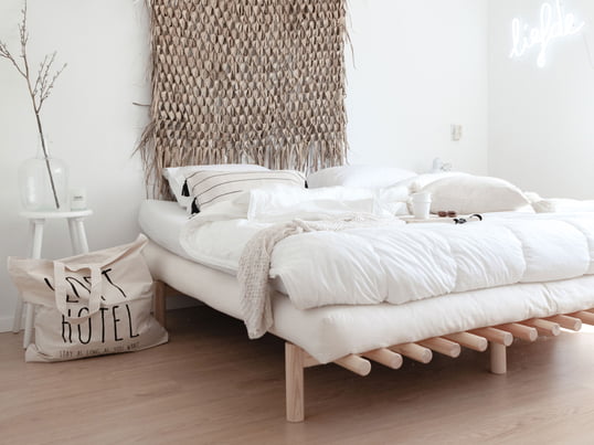 Pace Bett von Karup Design in der Ambienteansicht. Aufgrund der schlichten, zurückhaltenden Gestaltung fügt sich das Bett hervorragend in jedes Wohnambiente ein.
