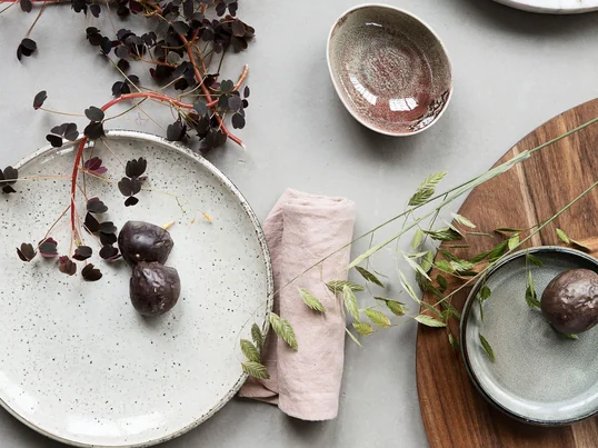 Lake Steingut Teller Ø 21,4 cm, grau von House Doctor in der Ambienteansicht. Das Lake Geschirr setzt natürlich schöne Akzente auf dem gedeckten Tisch.