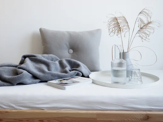 ferm Living Ripple Karaffe und Gläser im Gästezimmer bei Bloggerin Carina vom Dorff von Wohngoldstück