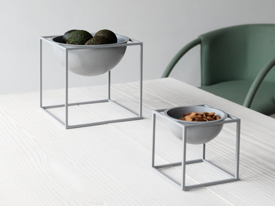 Die Kubus Bowl von by Lassen in der Ambienteansicht: Die runde Schale mit quadratischem Sockel kann ganzjährig als Obst-, Snack- oder Pflanzschale auf dem Esstisch zum Einsatz kommen.