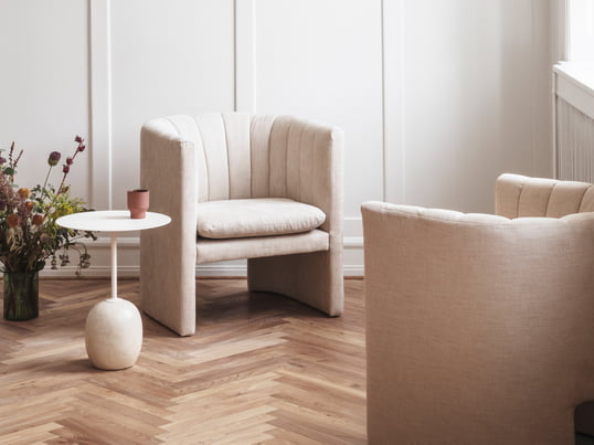 Der Loafer Sessel mit dem Lato Beistelltisch von &Tradition in der Ambienteansicht: In hellen Tönen sorgen Tisch und Sessel für ein modernes Arrangement.