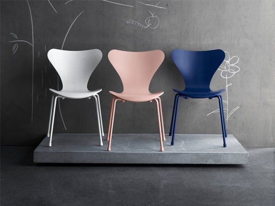 Der rote Kinderstuhl, designt von Arne Jacobsen, ist leicht, stapelbar und neben weiteren Lackfarben in der Ausführung in Buche erhältlich. Die Sitzhöhe des vierbeinigen Stuhls ist auf Kindergröße abgestimmt.