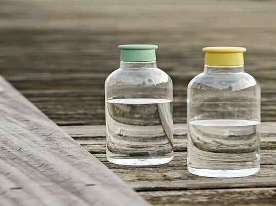 Die Drink-It Wasserflasche von Rig-Tig by Stelton in gelb und dusty green in der Ambienteansicht. Der Schraubdeckel ist in verschiedenen Farben erhältlich.