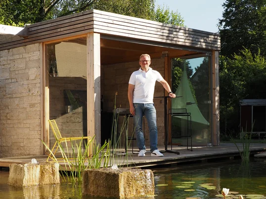 Der Hee Lounge Chair zieht mit seinem reduzierten Look die Blicke von Designliebhabern auf sich und bietet dank der breiten Rückenlehne und Sitzfläche einen hohen Sitzkomfort.