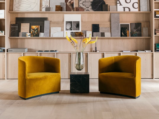 Der edle Tearoom Club Chair von Menu lässt sich stilsicher mit dem Plinth Beistelltisch aus massivem Marmor in Ihrem Ess- oder Wohnzimmer kombinieren.