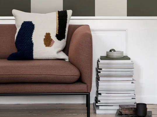 Das Loop Kissen von ferm Living in der Ambienteansicht: Das Kissen aus Neuseeland-Wolle sorgt für weiche und kratzfreie Momente auf dem Sofa oder Sessel.