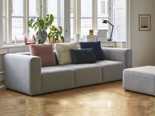 Das Mags Sofa von Hay in der Ambienteansicht: Das modulare Sofa eignet sich durch seine hohen Armlehnen und die tiefe Sitzfläche perfekt zum Ausruhen und Entspannen.