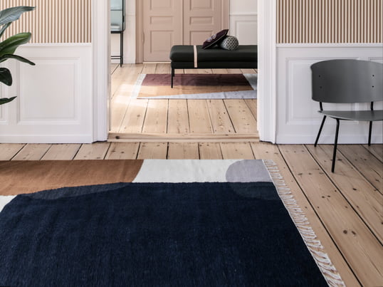 Der Kelim Rug Merge von ferm Living in der Ambienteansicht: Der Teppich ist von den Farben der Natur inspiriert und schafft Gemütlichkeit in jedem Zuhause.