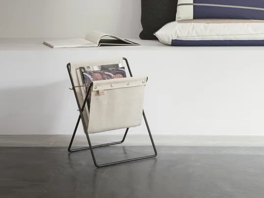 Der Herman Magazinhalter von ferm Living in der Ambienteansicht: Der Hermann Magazinhalter verbindet modernen Materialmix mit Vintage-Ästhetik im Wohnbereich.