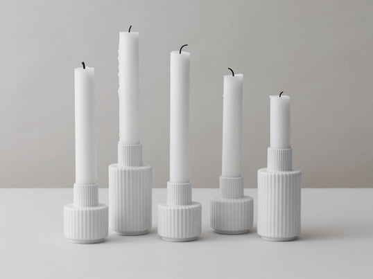 Die Kerzenhalter Cecile Toklum von Lyngby Porcelæn in der Ambienteansicht: Die Kerzenhalter werden durch die Kombination aus breiten und schmalen Rillen zum absoluten Hingucker im Wohnbereich.
