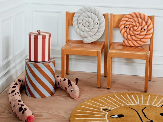 Die Lollipop Kissen von OYOY in der Ambienteansicht: Die gestreiften Kissen mit Augen und Mund sorgen für einen verspielten Hingucker im Kinderzimmer.