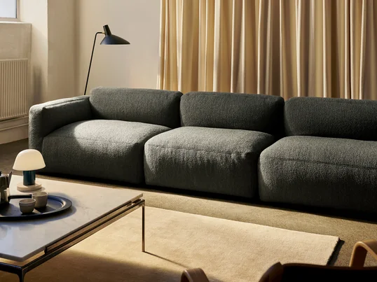 Diese Adaption bietet ein noch weicheres Sitzerlebnis und verfügt über einen abnehmbaren Bezug, der die Lebensdauer des Sofas verlängert. Van Vliet beschreibt seine Arbeit als die Schaffung einer Welt innerhalb einer Welt, und Develius hat sich zu einem ausgereiften Konzept entwickelt.