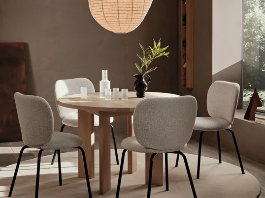 Der Tarn Esstisch von ferm Living präsentiert ein elegantes und modernes Design, das ein funktionales und atemberaubendes Herzstück für den Essbereich schafft. Mit Präzision und viel Liebe zum Detail gefertigt, definiert dieser Tisch das Essen stilvoll neu.