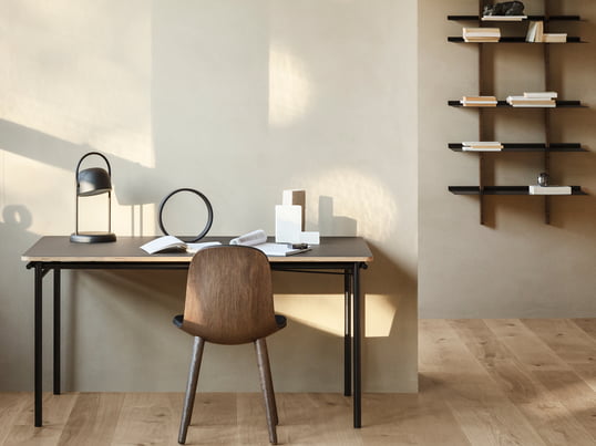 Der Taffel Esstisch von Eva Solo ist aufgrund seines luftigen, jugendlichen Ausdrucks ideal für Menschen mit wenig Platz, die ihn möglicherweise als Küchen- und Schreibtisch nutzen möchten.