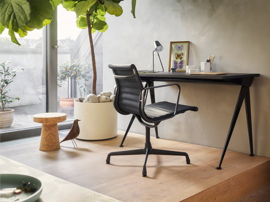Der Aluminium Group EA 108 Aluminium Chair von Vitra in der Ambienteansicht: Der Bürostuhl bietet hohen Sitzkomfort und schafft eine angenehme Arbeitsumgebung.