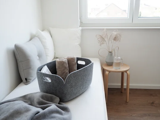 Der Restore Aufbewahrungskorb von Muuto in der Ambienteansicht: In dem Filzkörbchen können Sie Handtücher und andere Kleinigkeiten für Ihre Gäste im Gästezimmer bereitstellen.