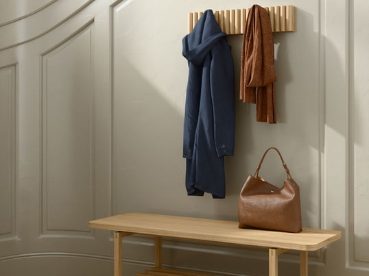 Die Mono Wandgarderobe von Andersen Furniture ist ein Zeugnis der Schlichtheit und Eleganz, gefertigt aus massiver Eiche. Sein Design verkörpert eine minimalistische Ästhetik, wobei die helle Eichenoberfläche jedem Innenraum ein Gefühl von Wärme und Ausstrahlung verleiht.