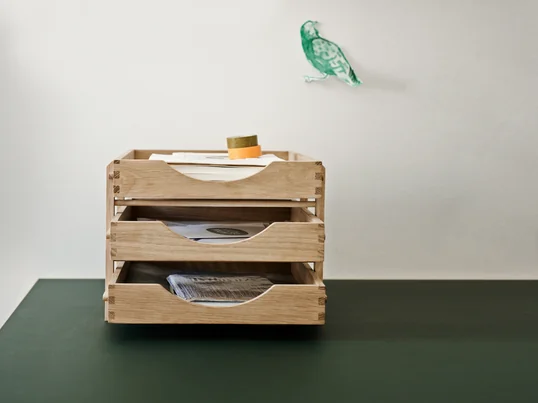 Der Dania Letter Tray von Skagerak in der Ambienteansicht: Die massive Briefablage ist eignet sich ideal, um Briefe, Notizzettel oder andere Dokumente geordnet zu verstauen.