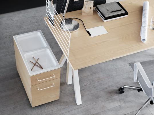Der Works Schubladenschrank von String: Der Schubladenschrank ist besonders praktisch neben dem Schreibtisch, um Stifte, Mappen und andere Büroartikel griffbereit zu verstauen.