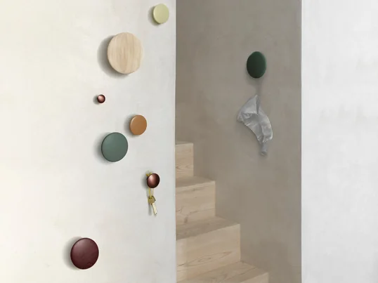 Die Wandhaken "The Dots" von Muuto in der Ambienteansicht: Die Wandhaken garantieren sicheren und stilvollen Halt für Kleidung, Taschen und Accessoires im Flur.