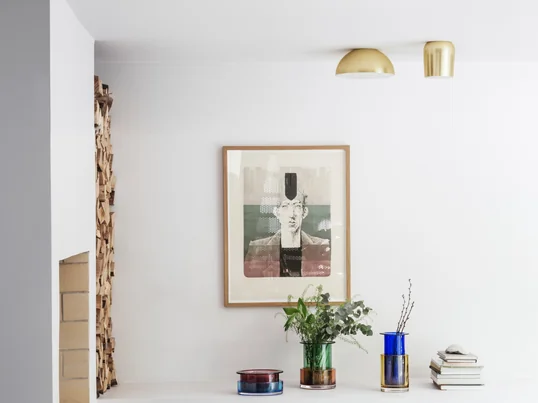 Die Passepartout Wand- und Deckenleuchte von &Tradition in der Ambienteansicht: Die Leuchte fügt sich dekorativ in jedes Ambiente ein, ohne dabei zu viel Aufmerksamkeit auf sich zu ziehen.