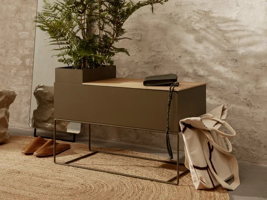 Die Plant Box von ferm Living in der Ambienteansicht: Die Plant Box wird als Pflanzenbehälter auf dem Eternal Oval Jute Teppich im Flur zum absoluten Hingucker.