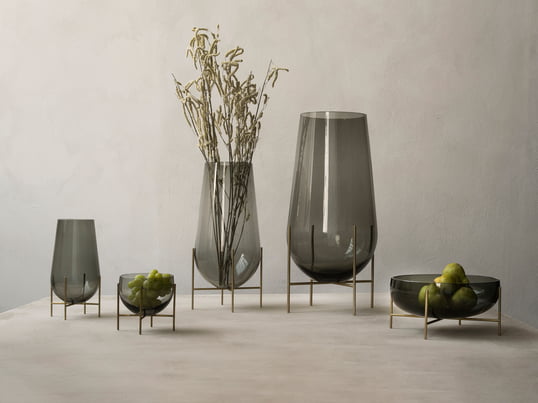 Die Echasse Vasen Serie in der Ambienteansicht: Verschiedene Größen der Vasen und Schalen für unterschiedeliche Einsatzmöglichkekiten auf Tisch oder Boden.