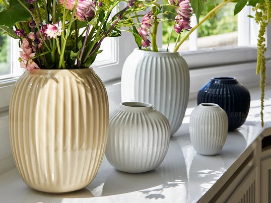 Die Vasen der Hammershøi-Kollektion von Kähler Design sind in verschiedenen Farbvarianten und Größen erhältlich. Durch das einheitliche Design lassen sich die Vasen einfach miteinander kombinieren und wie hier in der Fensterbank stilvoll arrangieren.