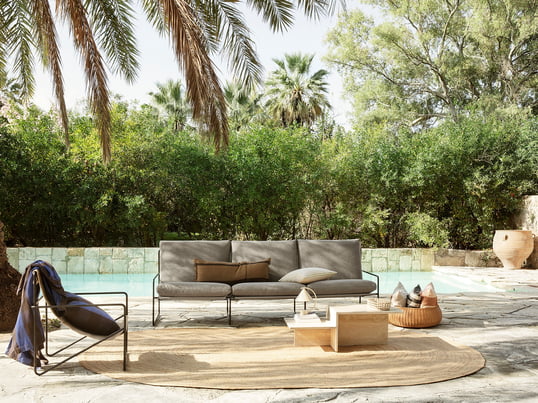 Outdoor-Trends 2022 Ambientebild 4zu3 Ferm Living Desert Outdoor-Sofa