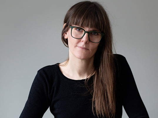 Trine Mulvad Steffensen ist New Product Launch und Corporate Social Responsibility Managerin bei Muuto – einem der angesagtesten Designlabel aus Kopenhagen. Mit ihrer Arbeit möchte sie das Unternehmen und vor allem seine Designs noch nachhaltiger machen – so wie zuletzt mit der Neuauflage des Fiber Chairs.