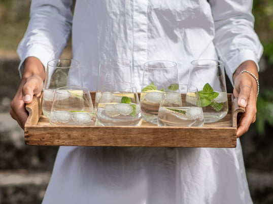Das Vervino Wasserglas des Herstellers Zwiesel ist ein echtes Universaltalent. Das zeitlose Vervino Glas eignet sich nicht ausschließlich für Wasser, sondern kann ebenso für diverse weitere Getränke wie Säfte oder gar Weine genutzt werden.