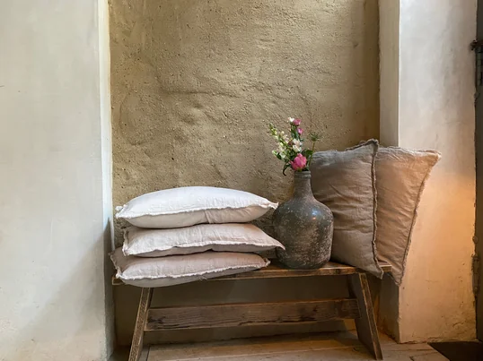 Der Malaga Kissenbezug von Passion for Linen ist einer Vielzahl von Farben erhältlich, die sich ideal kombinieren lassen - zum Beispiel in einem Naturfarben-Kontext.