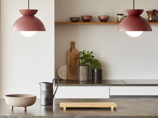 Die Pendelleuchte Butterfly von Toni Rie für Frandsen besteht aus drei Halbkuppeln, die auf umgekehrte Weise angeordnet sind. Die sphärischen Formen der Halbkuppeln erzeugen ein Wechselspiel zwischen den runden Linien der Leuchte.