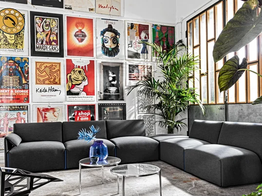 Das Sofa-System Costume von Stefan Diez für Magis hat sich nichts geringeres zum Ziel gesetzt, als das Sofa neu zu erfinden. 