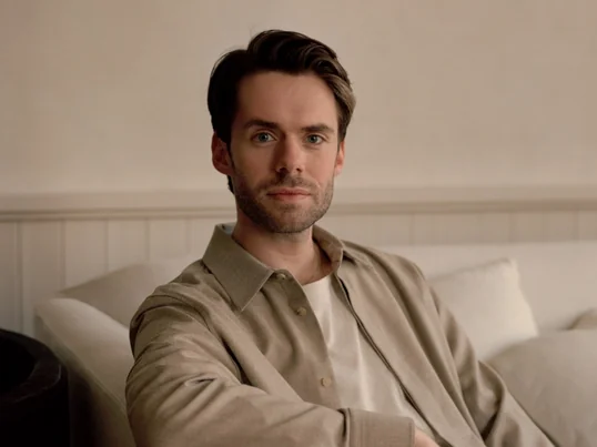 Wir haben mit dem Multitalent über seine Leidenschaft für Design und den Entstehungsprozess der neuen Colin King Kollektion für MENU, gesprochen.