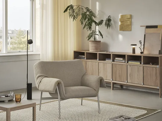 Der Pebble Teppich von Muuto in der Ambienteansicht. Bei dem Pebble Teppich von Muuto ließ sich die Designerin Margrethe Odgaard von kleinen Kieselsteinen (engl. pebble) am Strand inspirieren.