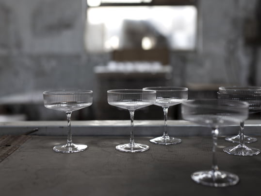 Durch Kombination der Ripple Gläser zusammen mit der Ripple Karaffe von ferm Living in der Farbe klar, entsteht ein stilvolles Set. Ideal, um Besuchern ihr Trinken zu servieren.
