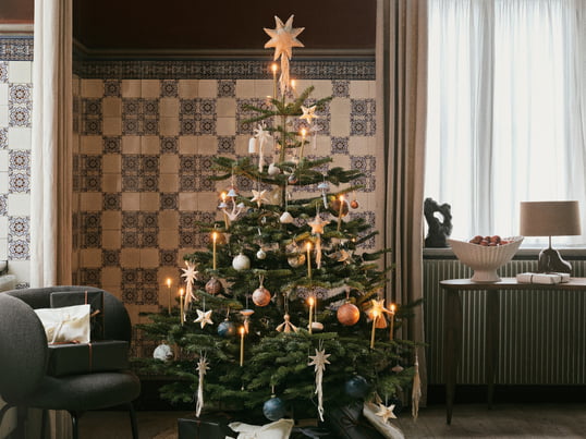 Die Vela Star Christbaumspitze von ferm Living verleiht dem Weihnachtsbaum eine strahlende Krönung und fängt den Zauber der Festzeit in einem modernen Design ein.