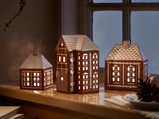  Die dekorativen Produkte von Kähler Design sind eine Fusion aus skandinavischer Tradition und moderner Eleganz. Die Vielfalt der Produkte reicht von kunstvollen Vasen in verschiedenen Formen und Farben bis hin zu stilvollen Kerzenhaltern und skulpturalen Objekten.