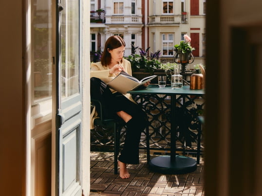 Wir haben gemeinsam mit Muuto die Grafikdesignerin und Gründerin Jessica Mcgowan in ihrer Berliner Altstadtwohnung besucht und durften einen Einblick in ihre minimalistische und helle Balkonwohnung erhalten.