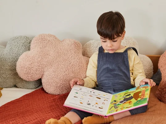 Das Lorena Canals Bodenkissen Wolke ist ein einzigartiges und träumerisches Accessoire, das der Einrichtung einen Hauch von himmlischer Leichtigkeit verleiht.