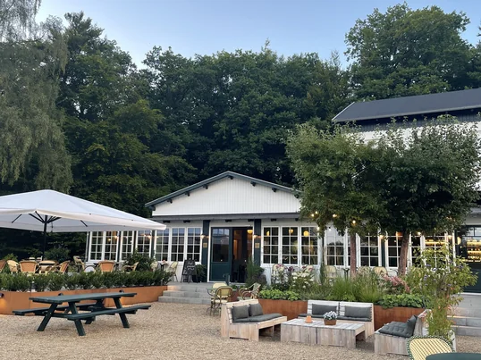 In unserem oft hektischen Alltag gibt es kaum etwas Schöneres, als Orte zu finden, an denen man zur Ruhe kommen und die Schönheit der Natur genießen kann. Ny Hattenæs, ein historisches Hotel und Restaurant in der Nähe von Silkeborg bietet genau das.