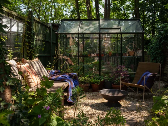 Der Desert Lounge Chair von Ferm Living ist ein bequemer Loungesessel im modernistischen Look. Besonders begeistert er mit seiner klaren und minimalistischen Formensprache, die sich ideal in jedes Ambiente setzen lässt.