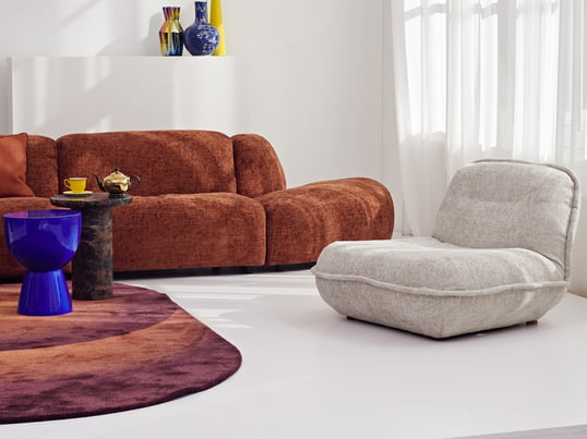 Der Puff Love Seat von Pols Potten ist ein charmantes und komfortables Sitzmobiliar, das den perfekten Ort zum Entspannen und Verweilen bietet. Mit seinem stilvollen Design und hochwertiger Verarbeitung ist der Love Seat eine Bereicherung für jedes Wohnzimmer, Schlafzimmer oder jede gemütlichen Leseecke.