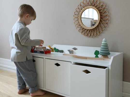 Die Luca Kinderbank mit Aufbewahrungsboxen aus dem dänischen Hause Cam Cam Copenhagen bietet großzügigen Stauraum und kann vielfältig im Kinderzimmer genutzt werden.