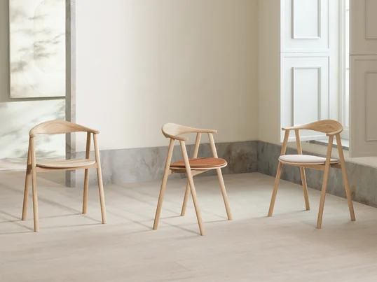 Der Swing Armlehnstuhl besticht durch seine leichte und skandinavisch inspirierte Optik, und die geschwungene Rückenlehne sorgt für hervorragenden Sitzkomfort.