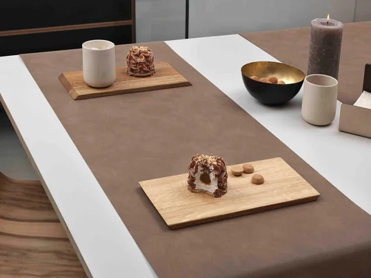 Der Tischläufer von Lind DNA in Nupo braun schmiegt sich, dank des weichen Leders, perfekt an den Tisch an und steht nicht ab