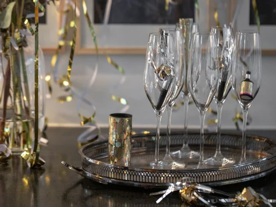 Die Cabernet Trinkgläser von Holmegaard in der Ambienteansicht. Die stilvollen und dünnwandigen Trinkgläser in unterschiedlichen Ausführungen eignen sich gut für jeden Anlass.